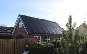 Strandhuisje Achter De Duinen.